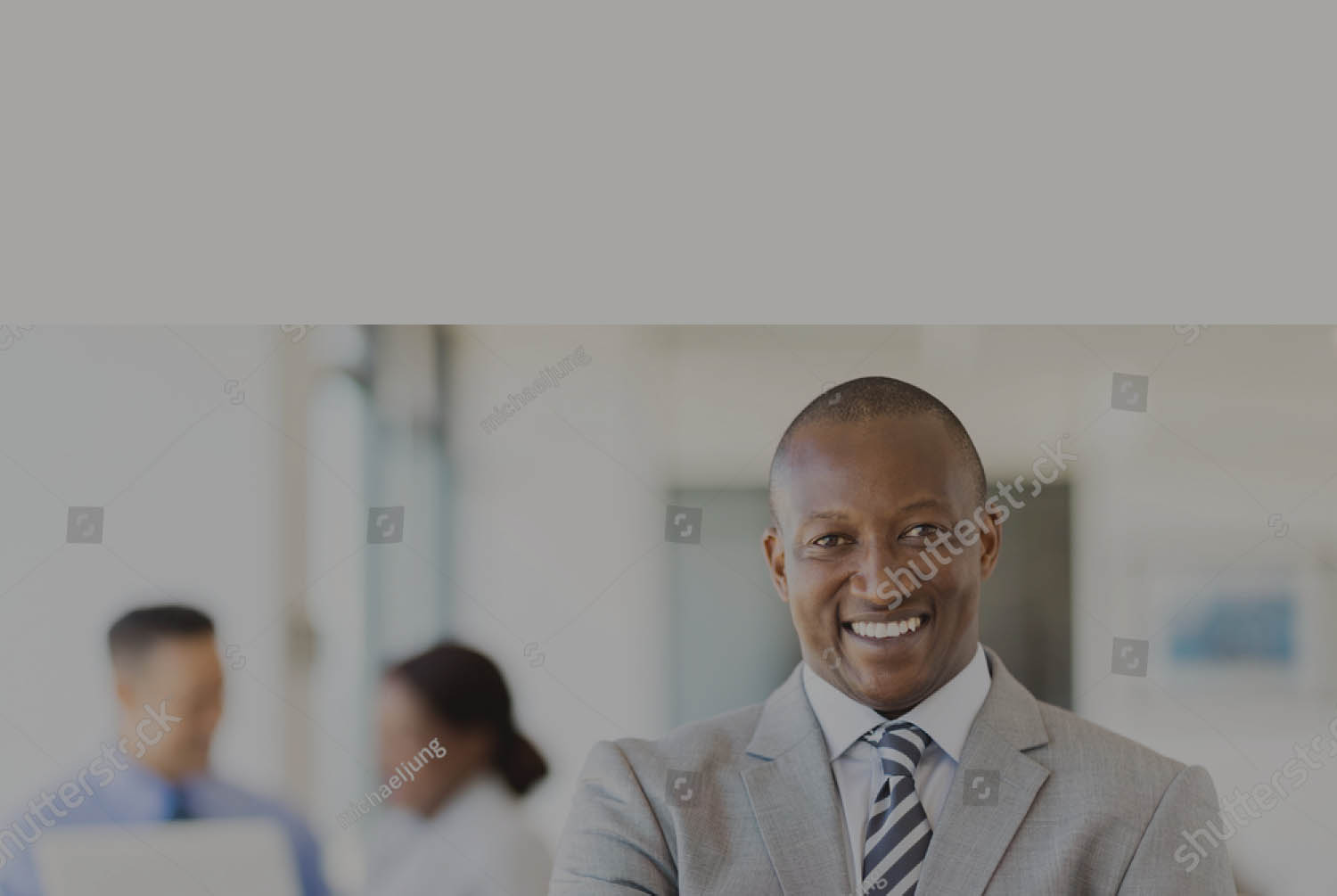 HOMME SOURIANT