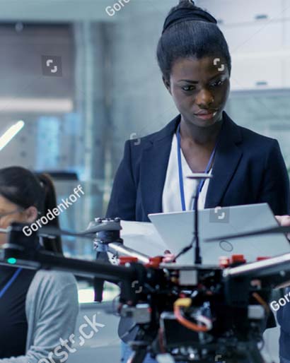 FEMME EN SEANCE DE TRAVAIL