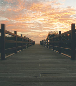 PHOTO DE PONT EN BOIS AU COUCHE DU SOLEIL