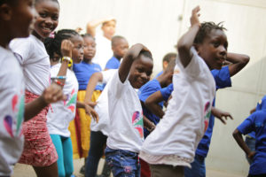 ENFANTS HEUREUX DE PARTICIPER AUX JEUX