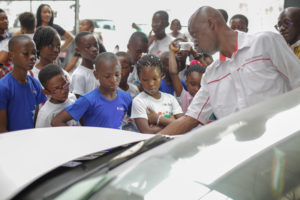 DES ENFANTS VISITANT LES INSTALLATIONS DU GARAGE COMAFRIQUE TECHNOLOGIES